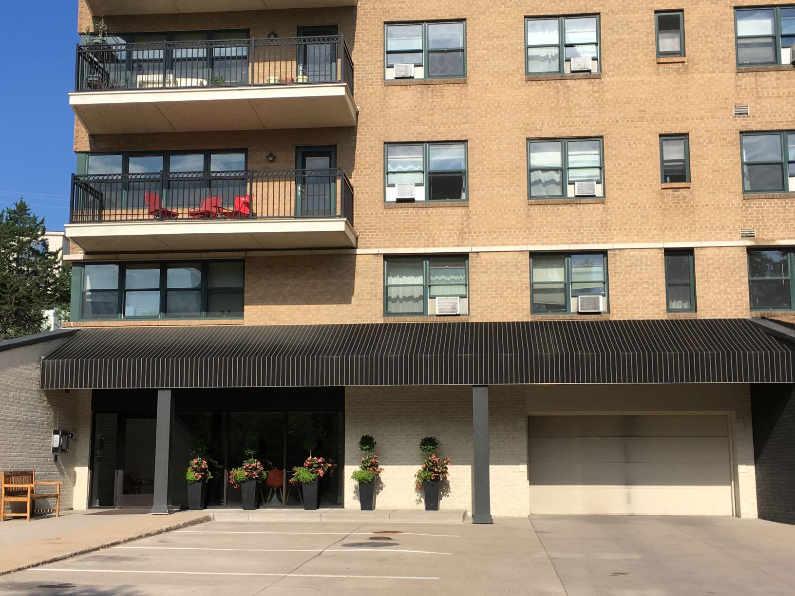 Exterior View of Dean Parkway Apartments