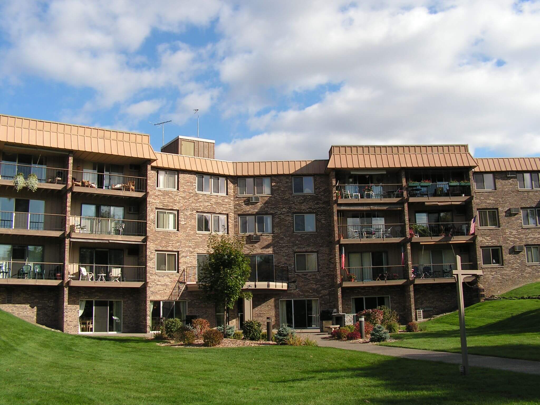 Exterior View of Edina Highland Apartments